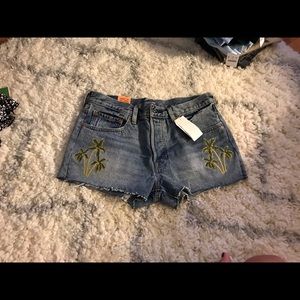Levis women’s embroidery shorts